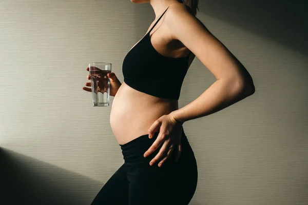 Slanke Zwangere Vrouw Met Een Glas Water — Stockfoto