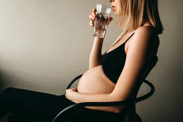 Zwangere Vrouw Die Water Drinkt Zittend Een Stoel — Stockfoto