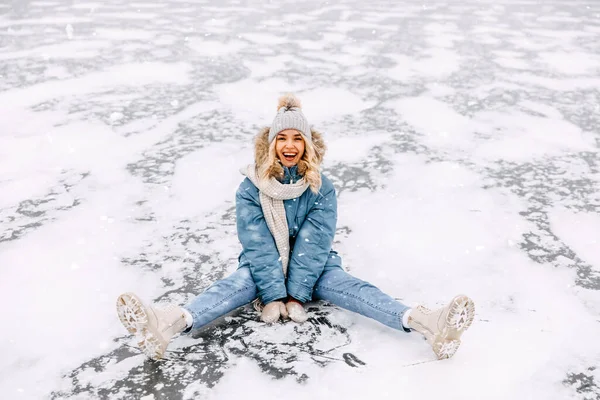 Glada Unga Blonda Kvinna Med Stort Leende Sitter Frusen Sjö — Stockfoto