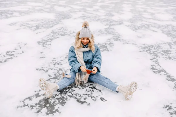 Giovane Donna Felice Seduta Sulla Neve Sul Lago Ghiacciato Una — Foto Stock