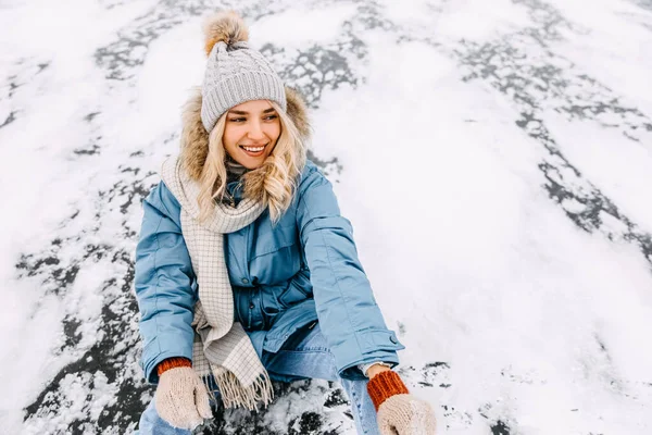 Junge Blonde Frau Sitzt Einem Kalten Wintertag Auf Schnee Auf — Stockfoto