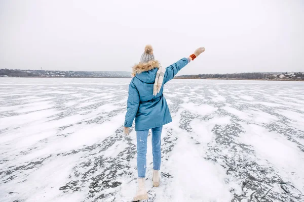 Γυναίκα Περπατά Μια Παγωμένη Λίμνη Μια Κρύα Χειμωνιάτικη Μέρα — Φωτογραφία Αρχείου