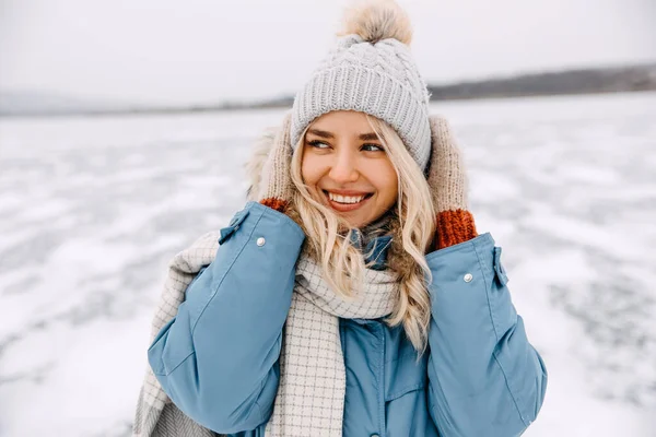 Närbild Porträtt Glad Ung Blond Kvinna Kall Vinterdag Leende — Stockfoto