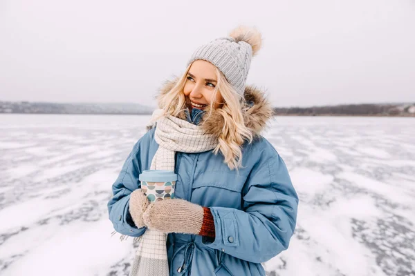 Felice Donna Bionda Che Tiene Una Tazza Caffè Caldo Nella — Foto Stock