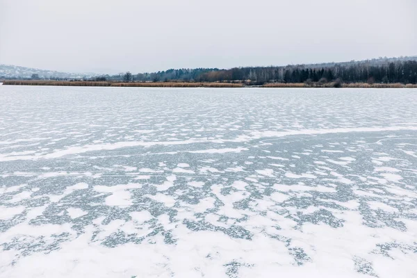 Велике Заморожене Озеро Взимку Частково Покрите Снігом — стокове фото