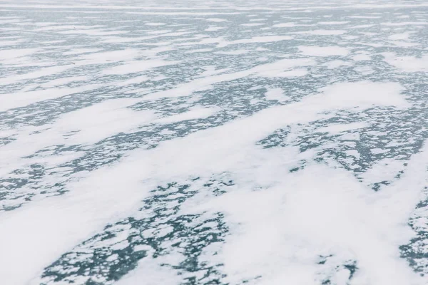 雪に覆われた冬の終わりのない凍った湖 — ストック写真