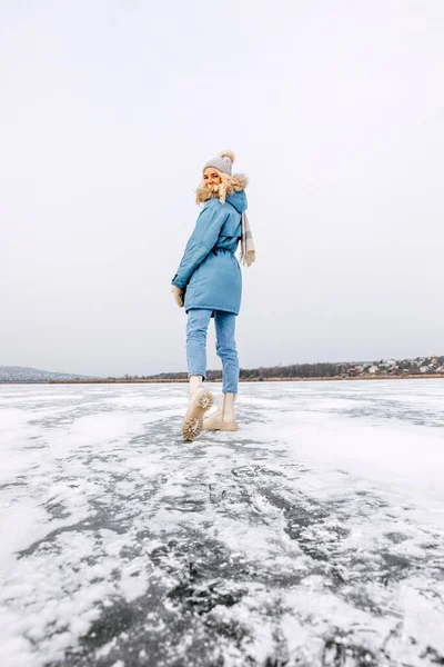 Šťastná Mladá Blondýnka Kráčí Zamrzlé Jezero Zimě — Stock fotografie