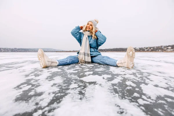 Allegro Giovane Donna Bionda Seduta Sul Lago Ghiacciato Inverno — Foto Stock
