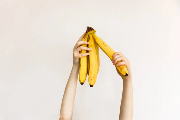Egy Kezében Egy Csomó Érett Banán Fehér Fal Háttér — Stock Fotó