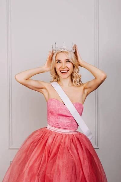 Surpreendida Jovem Loira Vestindo Uma Coroa Vestido Rosa Uma Fita — Fotografia de Stock