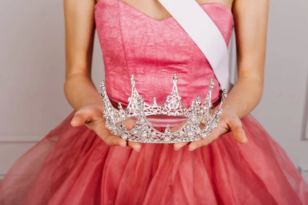 Närbild Kvinna Tyllklänning Håller Diamant Krona Vinnare Skönhetstävlingen — Stockfoto