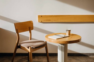 Boş defter ve kahve fincanı bir kafede masanın üzerinde..