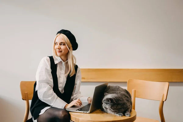 Young Blonde Woman Working Laptop Pet Friendly Cafe Cat Next — Stock Photo, Image