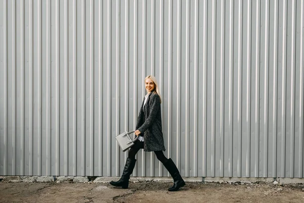 Stijlvolle Jonge Vrouw Lopen Haast Een Metalen Muur Achtergrond Glimlachen — Stockfoto