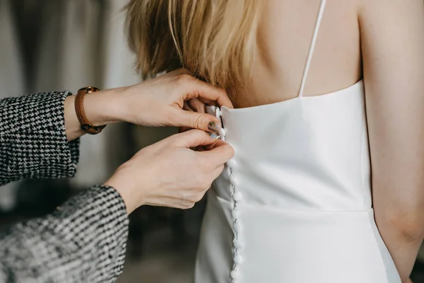 女性のボタンの結婚式のドレスバックボタンの閉鎖 — ストック写真