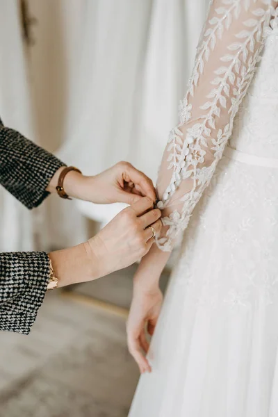 Fechar Uma Mulher Abotoando Vestido Noiva Manga — Fotografia de Stock