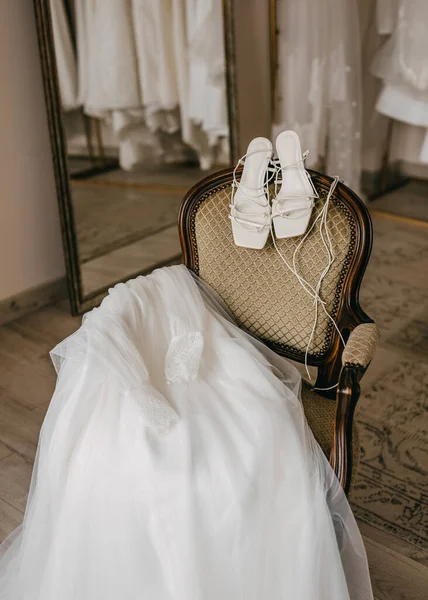 花嫁の詳細 椅子に並べられたウェディングドレスや靴 — ストック写真