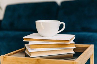 Boş bir fincan kahve ya da kitaplarda çay..