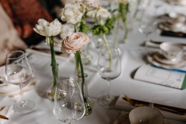 Çiçeklerle süslenmiş bir restoranda masa..