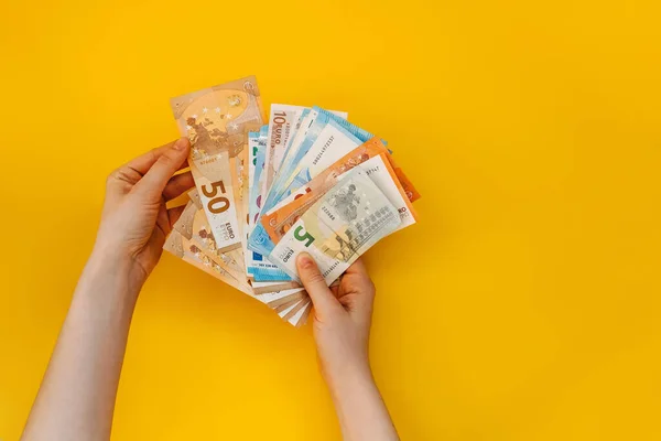 Női Kéz Amely Sárga Alapon Eurobankjegyeket Tart — Stock Fotó