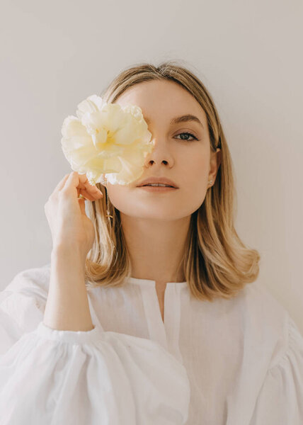 Portrait Young Blonde Woman Holding Yellow Flower Covering One Eye — Stock Photo, Image