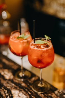 Kırmızı greyfurt, bar tezgahındaki bir restoranda kokteyl içer..