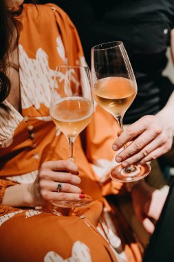 Şampanya kadehli bir çiftin elleri..