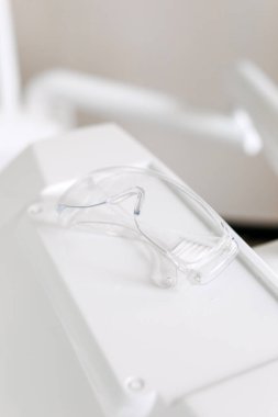 Diş kliniğinde plastik şeffaf gözlükler..