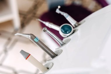 Diş kliniğinde farklı elektrikli aletler. Özel stomatoloji ekipmanları.