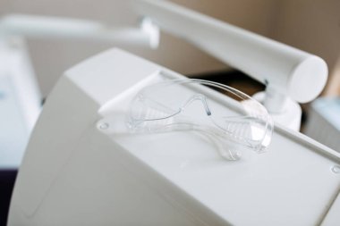 Diş kliniğinde plastik şeffaf gözlükler..
