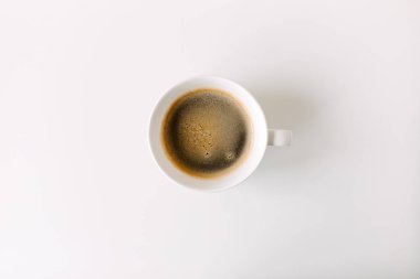 Beyaz masada bir fincan kahve..