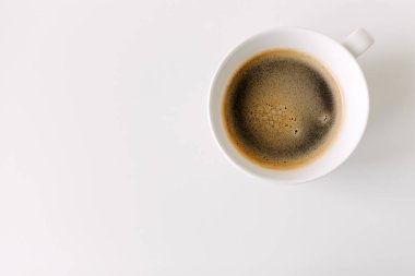 Beyaz masada bir fincan sade kahve..