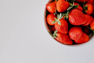 Bir kase organik çilek manzarası..