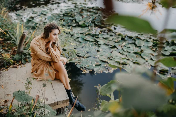 Mladá Žena Sobě Maxi Šifón Šaty Sedí Dřevěném Molu Rybníka — Stock fotografie