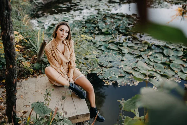 Junge Frau Maxi Chiffonkleid Sitzt Auf Einem Holzsteg See Mit — Stockfoto