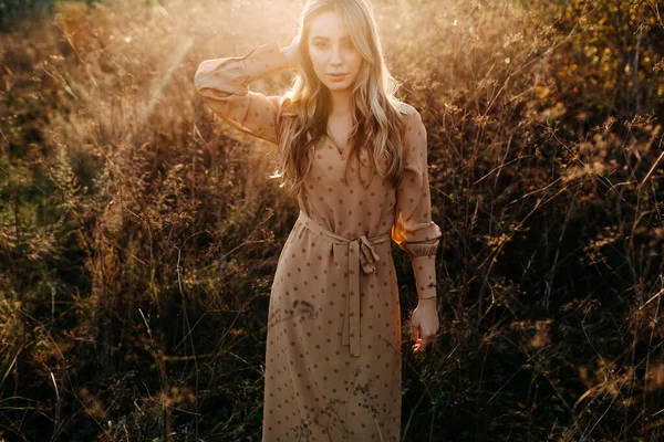 Giovane Donna Con Lunghi Capelli Biondi Ondulati Tramonto Passeggiando Campo — Foto Stock