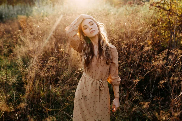 Ung Kvinna Med Långt Blont Vågigt Hår Går Ett Fält — Stockfoto