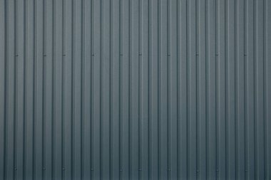 Gri çizgili metalik duvar arkaplanı.