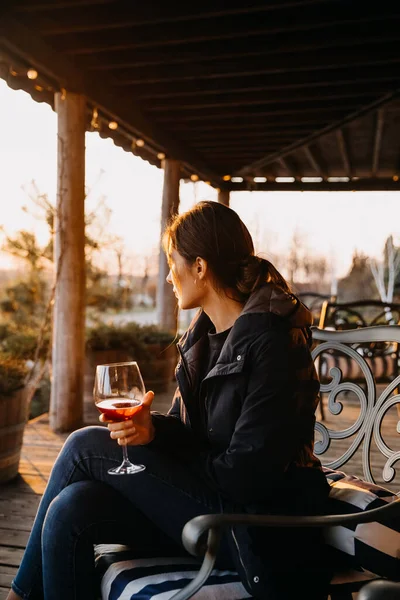 Jovem Mulher Com Copo Vinho Tinto Livre Terraço Adega Rústico — Fotografia de Stock