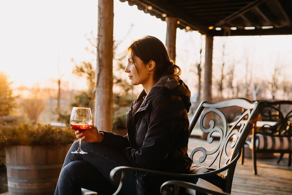 Jovem Segurando Copo Vinho Tinto Pôr Sol Livre Terraço Adega — Fotografia de Stock