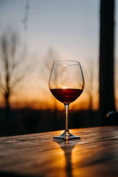 Copo Vinho Tinto Uma Mesa Madeira Livre Luz Pôr Sol — Fotografia de Stock