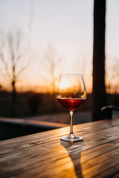 Bicchiere Vino Rosso Tavolo Legno Una Terrazza — Foto Stock