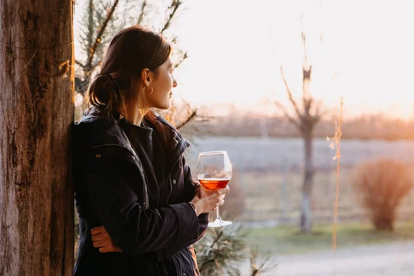 Νεαρή Γυναίκα Ένα Ποτήρι Κόκκινο Κρασί Εξωτερικούς Χώρους Βλέποντας Ηλιοβασίλεμα — Φωτογραφία Αρχείου