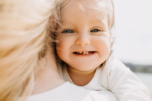 Крупный План Маленькой Девочки Улыбающейся Показывающей Свои Первые Зубы Растущими — стоковое фото