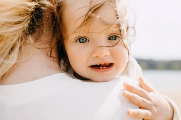 Крупный План Ребенка Показывающего Свои Первые Зубы — стоковое фото