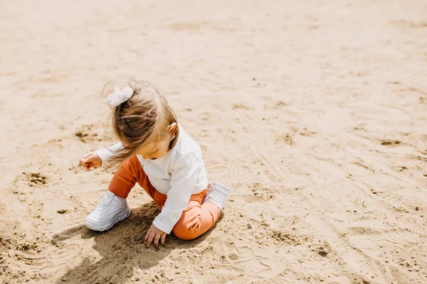 Ett Litet Barn Leker Sanden Vid Strand — Stockfoto