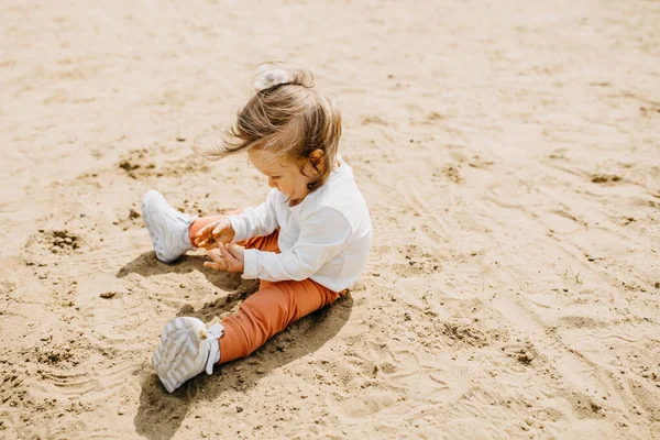 Little Girl Playing Sand Beach — Stock Photo, Image