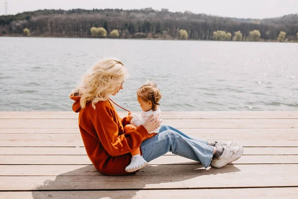 Mor Leker Med Sin Dotter Utomhus Sitter Träpir Vid Sjön — Stockfoto