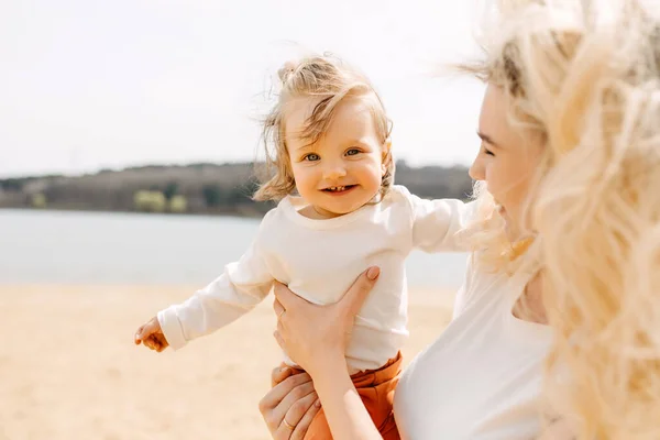 Mor Leker Med Sitt Lilla Barn Utomhus Strand Håller Henne — Stockfoto