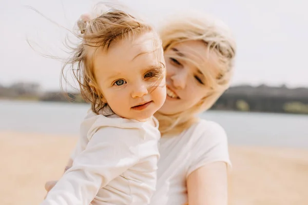 Nahaufnahme Porträt Von Mutter Und Kleinem Mädchen Die Sich Freien — Stockfoto